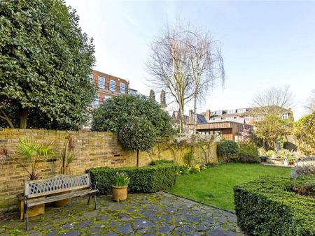 A bright and spacious five bedroom family home near Richmond Green - Photo 2