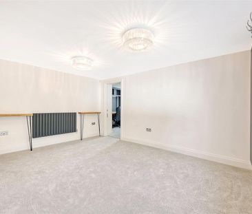 4 Bedroom House - Semi-Detached - Photo 3