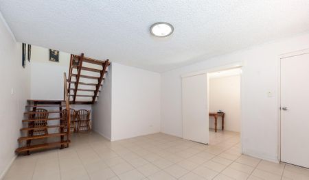 TOWN HOUSE - Photo 2