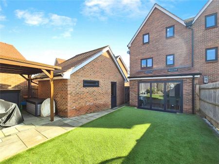 4 bedroom semi-detached house to rent - Photo 3