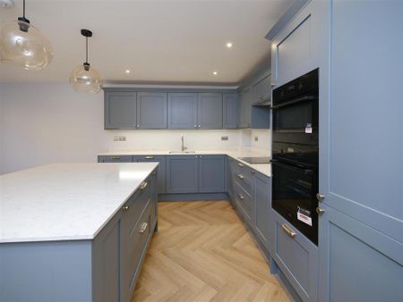 4 bedroom semi-detached house to rent - Photo 2