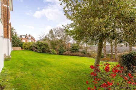 3 bedroom flat to rent - Photo 4