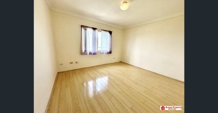 Stunning & Spacious Three-Level Townhouse Plus Study in a Quiet Street, Prime Enfield Location - Photo 2