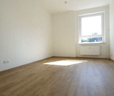 ** 2-Zi-Altbauwohnung mit Loggia in Essen-Holsterhausen wird derzei... - Foto 1