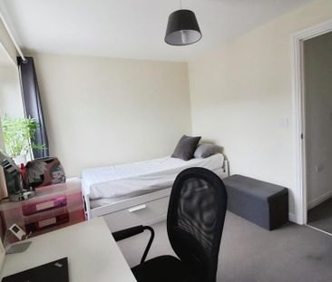 2 bedroom end of terrace house to rent - Photo 2