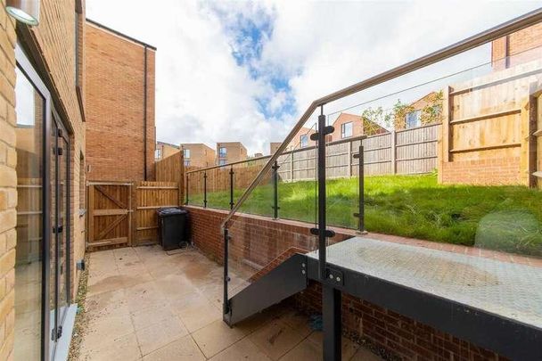 Peter Collinson Vale, Mill Hill, NW7 - Photo 1