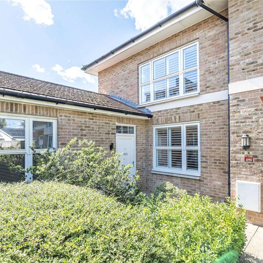 A recently refurbished four bedroom house, set close to the centre of Putney. - Photo 1