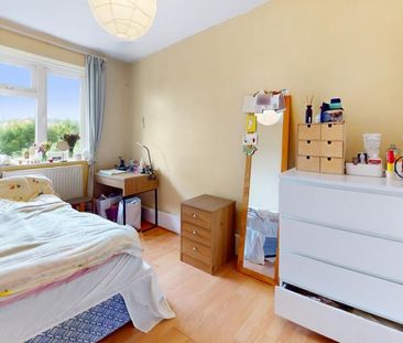 Large two bedroom apartment - Photo 4