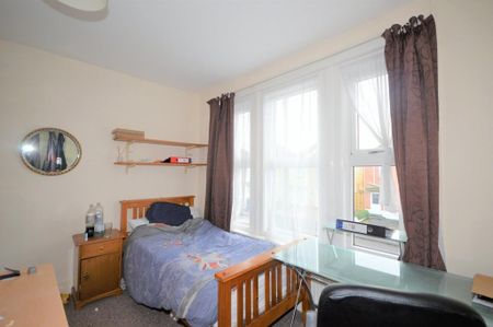 6 bedroom detached house to rent - Photo 3