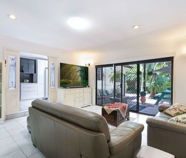 Bright and Sunny Family Home - Photo 1