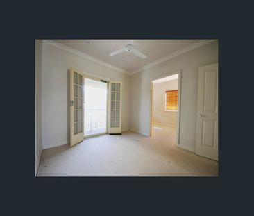 LARGE DUAL LIVING HOME WITH AIR CON CLOSE TO BEACH! - Photo 4