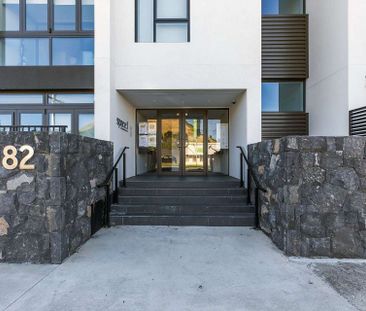 Bright and warm unit with a secure carpark - Photo 4