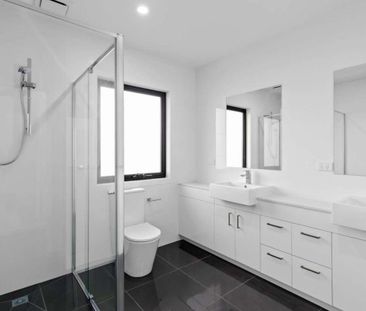 STUNNING TOWNHOUSE - Photo 4