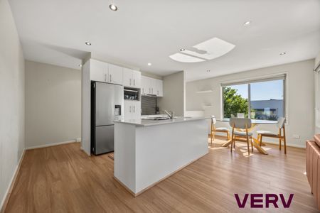 STYLISH SPLIT-LEVEL VILLA - Photo 4