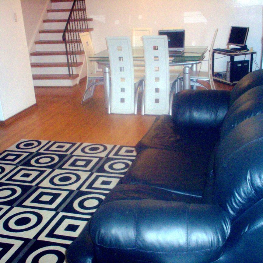 Beautiful bright lrge 3bdrm MAIN FLOOR of house - Photo 1