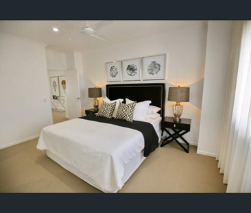4 BEDROOM TOWNHOUSE WITH POOL - Photo 2