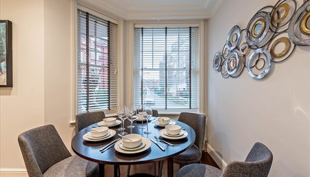 Three Bedroom | Three Bathroom | Ground Floor Apartment To Let | Hemlet Gardens | Chiswick | W6 - Photo 4