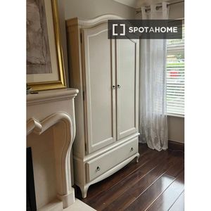 Modern room for rent in 5-bedroom house, Woodstown Village - Photo 2