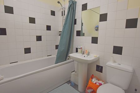 3 Bedroom Flat - Photo 4