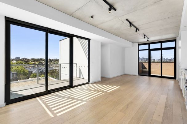 Modern 2-Bed Apartment with Stunning Views on the Rivers-edge! - Photo 1
