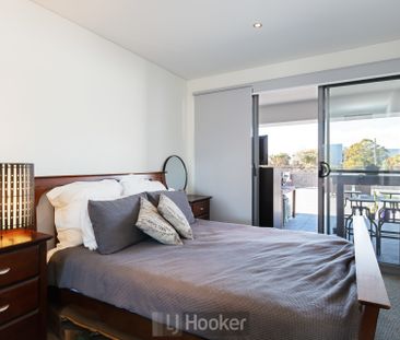 EXECUTIVE HARBOURSIDE LIVING WITH ENORMOUS ENTERTAINING DECK - Photo 6