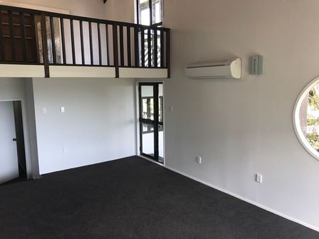 Refurbished Spacious 4-Bedroom Family Home with Valley Views - Photo 5