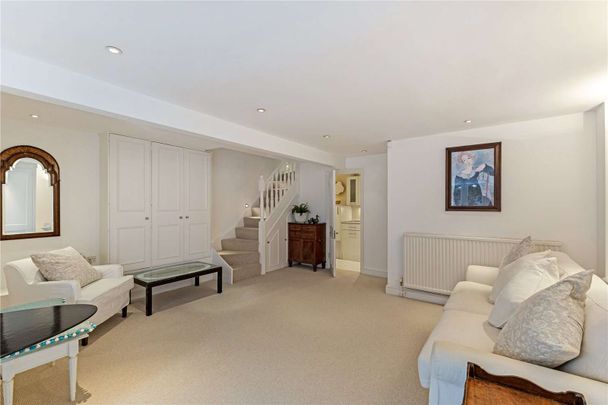 Bright, spacious lower ground floor studio apartment in the Peterborough Estate in the heart of Parsons Green. - Photo 1