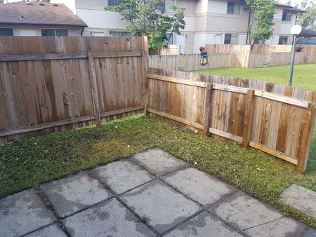 1366 BROWN ST 2 BEDROOM TOWNHOUSE - Photo 3