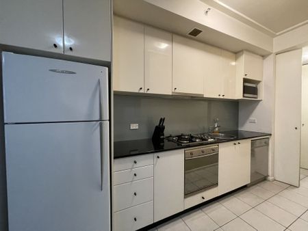 Stylish Furnished Studio Apartment in the Heart of the City - Photo 4