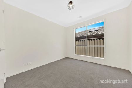 Beautiful spacious family home in heart of Wollert - Photo 3