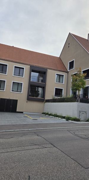 Zentralgelegene, moderne 3.5 Zimmerwohnung in Pfeffingen - Photo 2