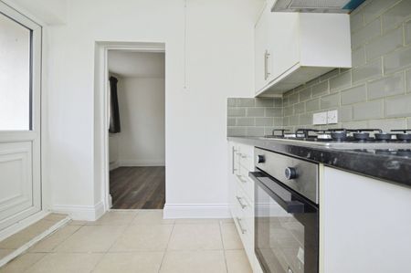 2 bedroom Flat To Let - Photo 4