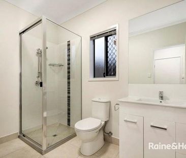 3 bedroom, 2 bathroom home! - Photo 2