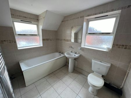 Flat to rent on - Photo 3