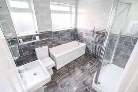 1 bedroom in a house share to rent - Photo 2