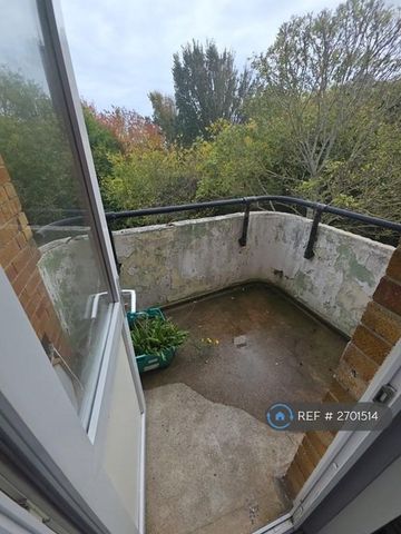 3 bedroom flat to rent - Photo 4