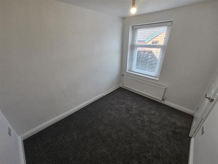 3 bedroom end of terrace house to rent - Photo 3