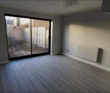2 bedroom end of terrace house to rent - Photo 2