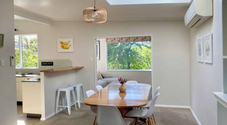 CLASSIC MID-MODERN CENTURY HOME: - Photo 2