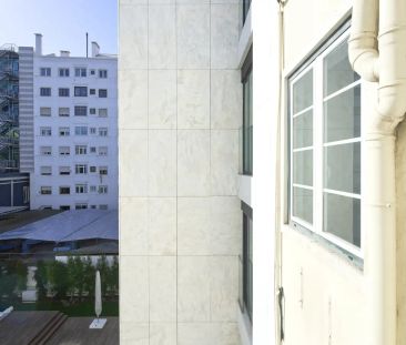 Room in a shared 10-bedroom apartment for rent in Lisbon - Photo 6