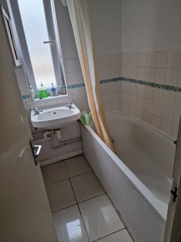 Room in a Shared House, Malmesbury Road, E3 - Photo 5