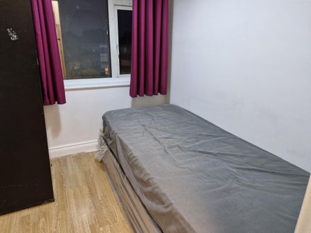 3 bedroom flat to rent - Photo 2