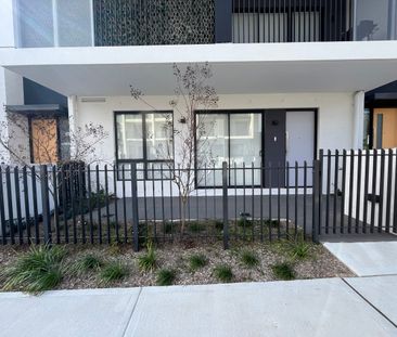 BEAUTIFUL SPACIOUS WEST FACING 1 BEDROOM TOWNHOME @ ED.SQUARE - Photo 2