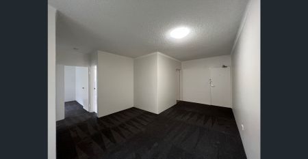 Ideally located, walk to shops and station - Photo 4