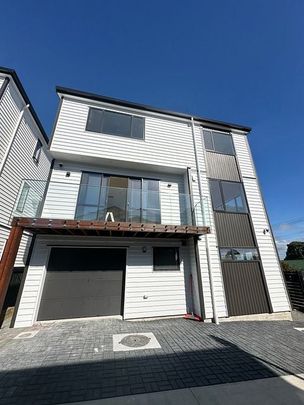 Brand New 5-Bedroom Home in Blockhouse Bay - Photo 1