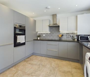 3 bedroom semi-detached house to rent - Photo 5