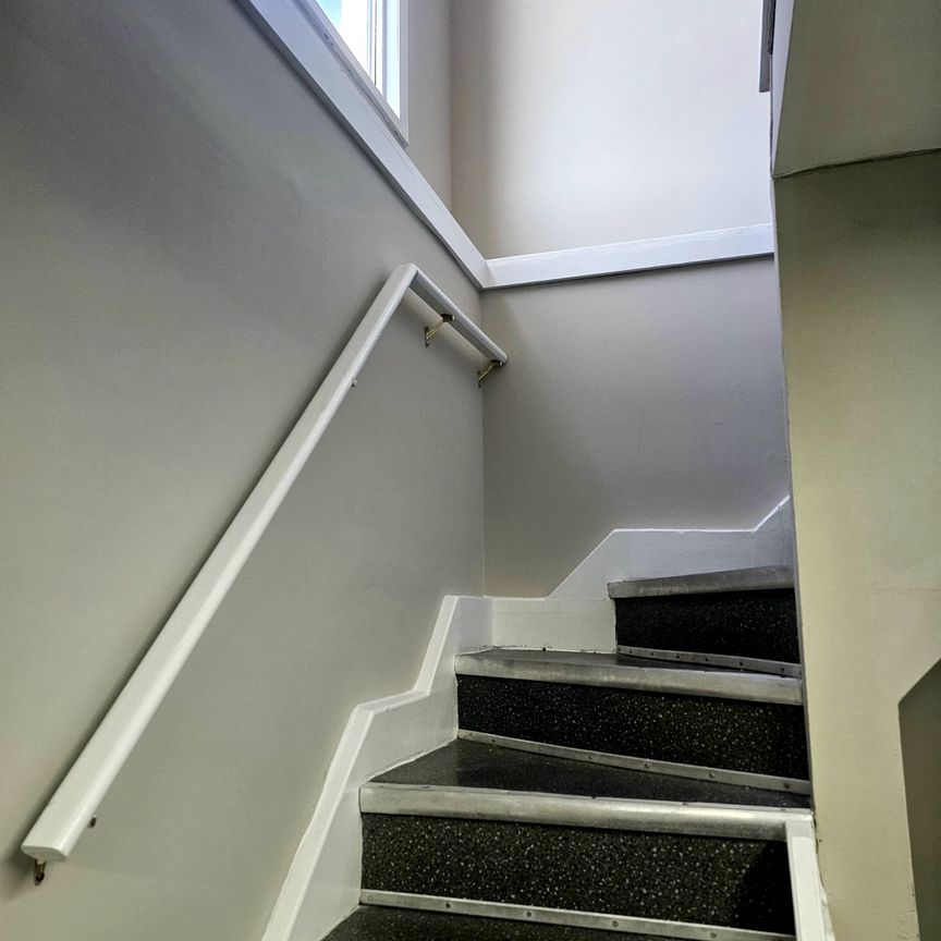 For Lease - 215 Roberts Road Unit# upper back, Grimsby, Ontario - Photo 1