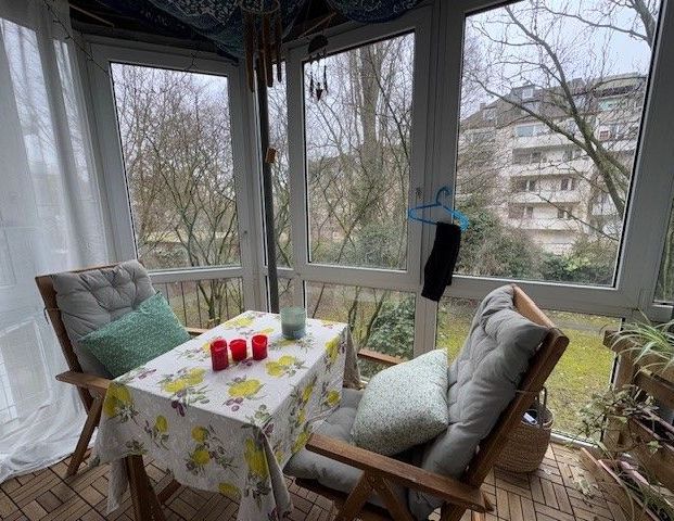 Zum 01.04: Sanierte Wohnung mit großer Küche und Winterbalkon, Übernahme EBK möglich - Photo 1