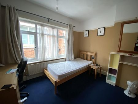 4 bedroom semi-detached house to rent - Photo 3