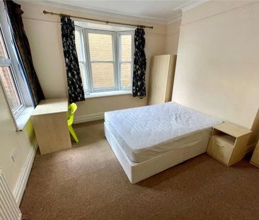 6 bedroom detached house to rent - Photo 2